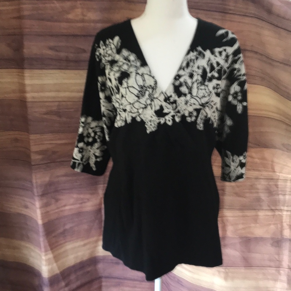 V neck Black/white top by Soma